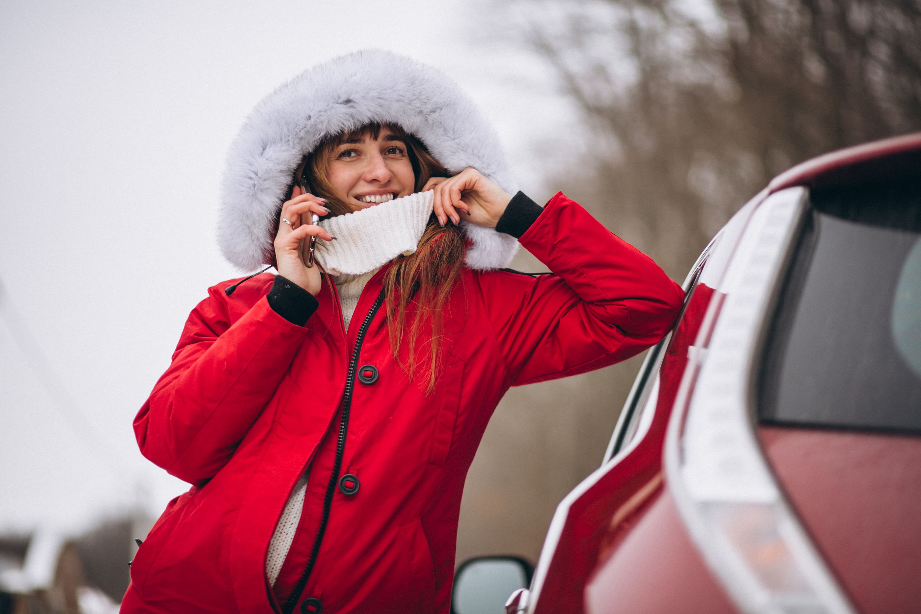 carro vermelho na neve