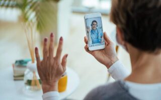 Mulher em consulta online telemedicina