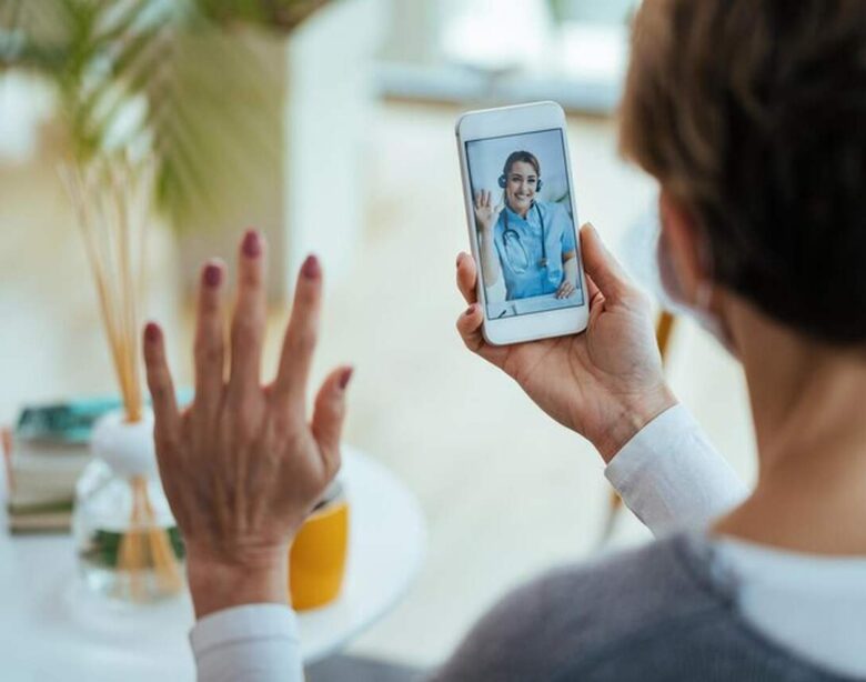 Mulher em consulta online telemedicina